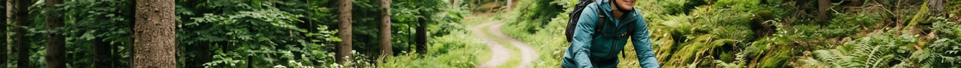 Radfahren in der Natur: Eine Frau genießt eine Tour mit dem Mountainbike auf einem idyllischen Pfad durch einen hellen Nadelwald.