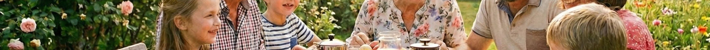 Auf diesem Bild sieht man eine glückliche Familie beim Sonntagsbrunch. Der Tisch ist mit Kaffee und Kuchen gedeckt.