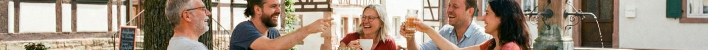 Menschen sitzen in einem Café auf dem Marktplatz und lachen und haben Spaß.