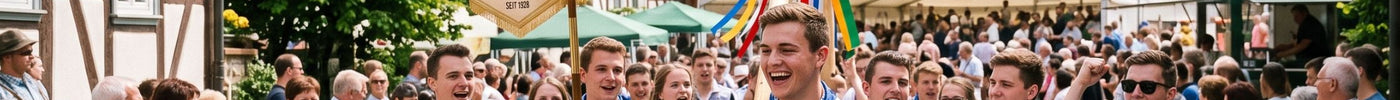 Eine fröhliche Dorf-Burschenschaft in Trachtenhemden und Lederhosen zieht mit einer Vereinsfahne an einem geschmückten Maibaum vorbei, während Dorfbewohner am Straßenrand klatschen.