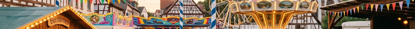 Belebte Dorfkirmes auf einem historischen Kopfsteinpflaster-Marktplatz mit Fachwerkhäusern, Kettenkarussell, Kirmesbaum, Blasmusikbühne und feiernden Menschen bei Sonnenuntergang.
