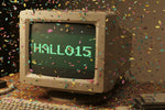Auf dem Bild sieht man einen alten Computerbildschirm. Dieser zeigt einen Code HALLO15 an. Konfetti bedeckt den ganzen Computer.