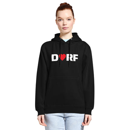 Eine Frau trägt den schwarzen Dorfliebe Frauen Hoodie mit der Aufschrift DORF. Der Buchstabe O ist durch ein rotes Herz ersetzt.