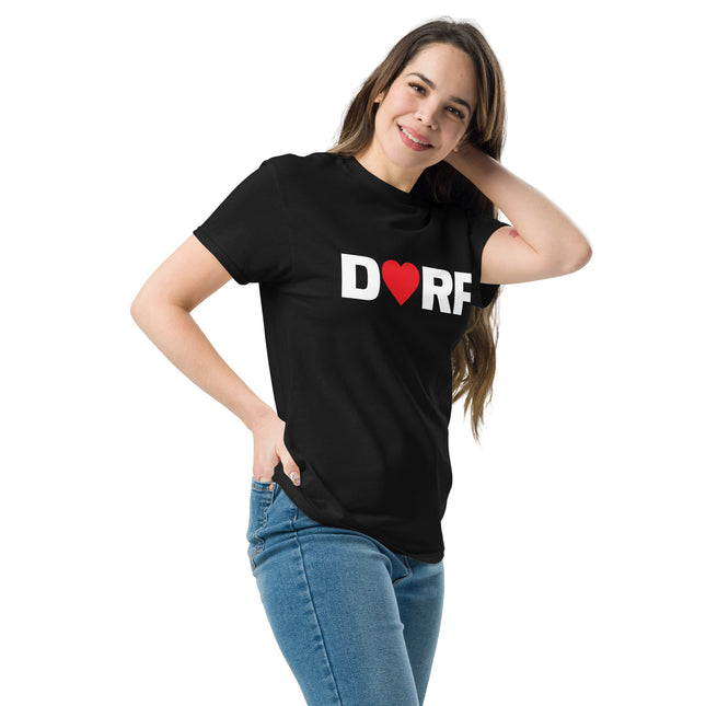 Eine Frau trägt das schwarze Dorfliebe Frauen T-Shirt mit der Aufschrift DORF. Der Buchstabe O ist durch ein rotes Herz ersetzt.