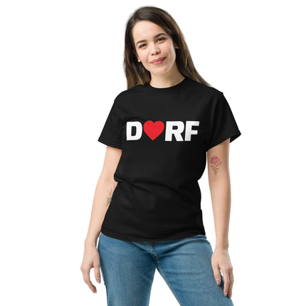 Eine Frau trägt das schwarze Dorfliebe Frauen T-Shirt mit der Aufschrift DORF. Der Buchstabe O ist durch ein rotes Herz ersetzt.