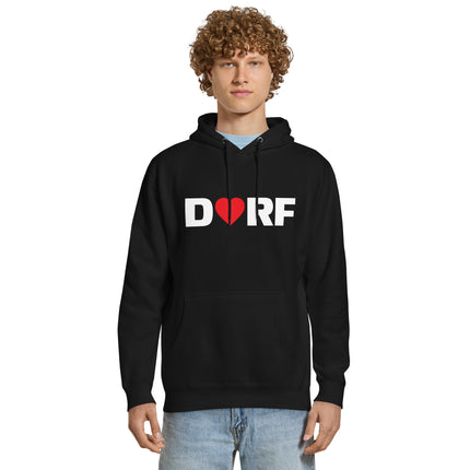 Ein Mann trägt den schwarzen Dorfliebe Männer Hoodie mit der Aufschrift DORF. Der Buchstabe O ist durch ein rotes Herz ersetzt.