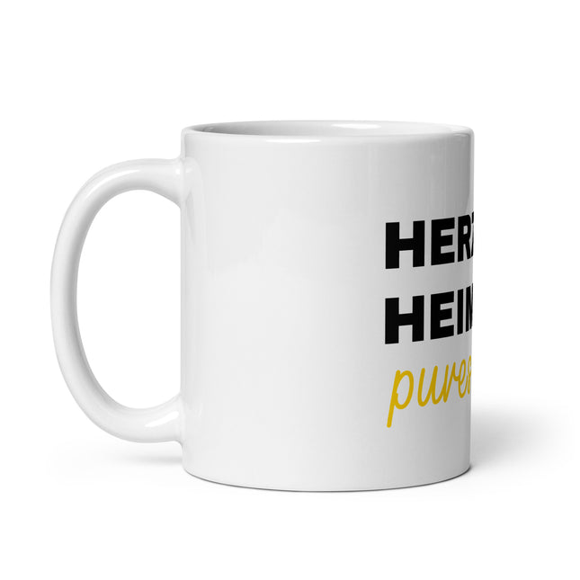 Eine weiße Tasse mit der Aufschrift Herz, Heimat & pures Leben.