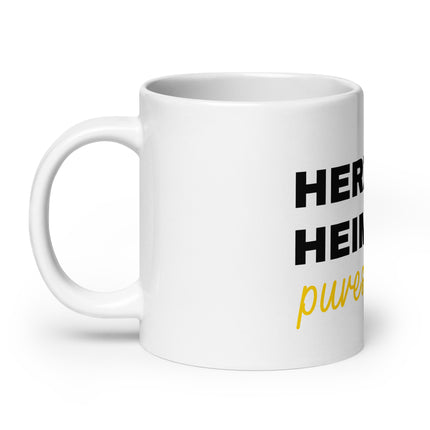 Eine weiße Tasse mit der Aufschrift Herz, Heimat & pures Leben.